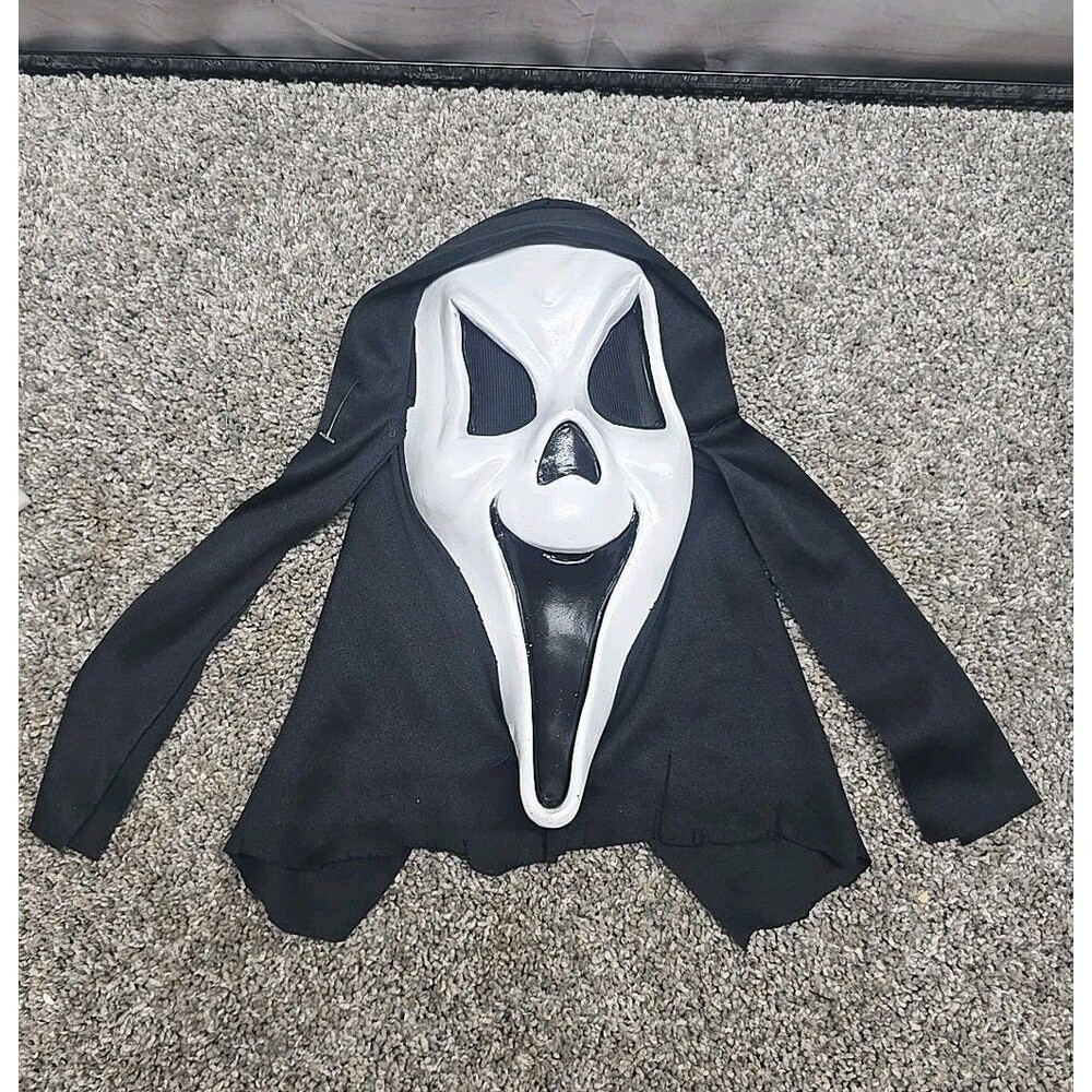 Fun World Div. Smiling Ghost Face Scream Mask